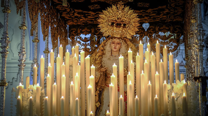 La Virgen de la Esperanza, con el palio completamente encendido.
