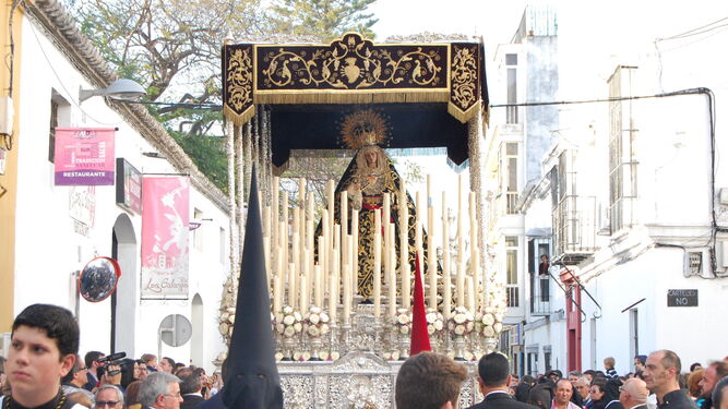 El paso de Nuestra Señora de los Dolores, en la procesión de ayer.