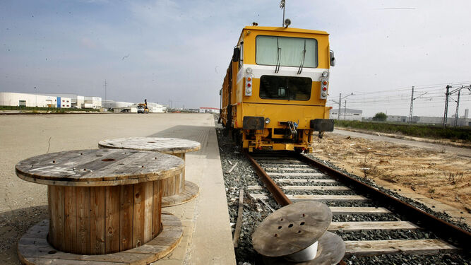 Un tren reposa sobre las vías, sin uso, de la terminal ferroviaria de mercancías de Jerez, en la zona conocida como la Ciudad del Transporte.