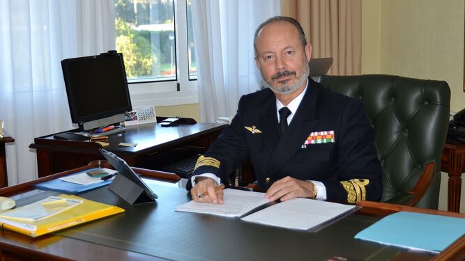El Almirante jefe del Arsenal de Cádiz en su despacho de la Base Naval de Rota.