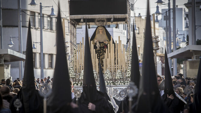 El paso de palio de María Santísima del Mayor Dolor en su Soledad enfila la calle Real tras dejar atrás la iglesia conventual del Carmen.