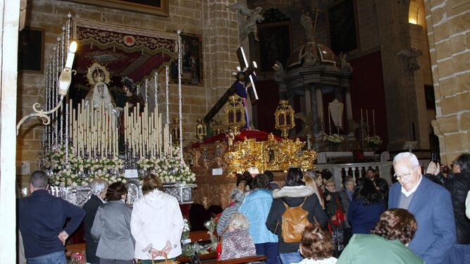 Los fieles orando ante María Santísima de los Dolores y Nuestro Padre Jesús Nazareno en la Basílica Menor de Nuestra Señora de los Milagros, durante la mañana del Viernes Santo.