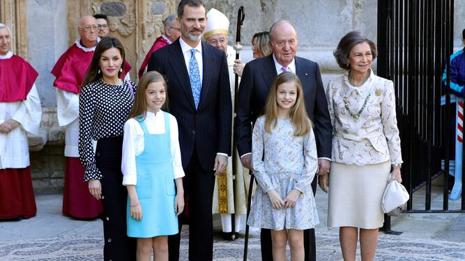 Los reyes Felipe y Letizia, sus hijas, la princesa Leonor y la infanta Sofía, y los reyes don Juan Carlos y doña Sofía asisten a la misa de Domingo de Resurrección.