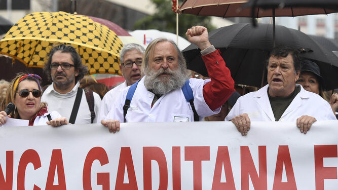Antonio Vergara, en el centro, durante una manifestación organizada por la Marea Blanca gaditana.
