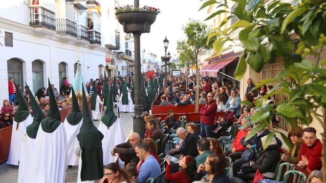 Humildad y Paciencia desfila por la calle La Plaza  junto a los palcos repletos de público, el pasado Lunes Santo.
