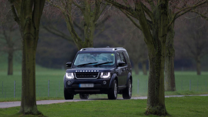 James, el hijo de 10 años del príncipe Edward, conduciendo un Land Rover en Windsor.