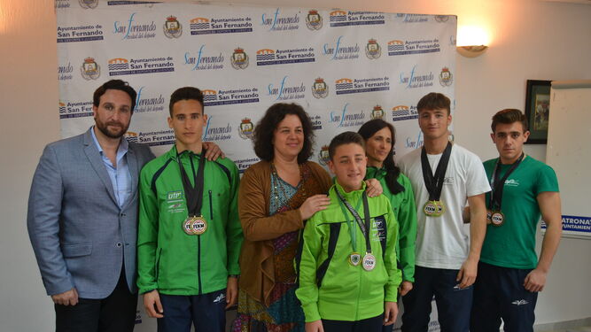 La concejala de Deportes, Maite Lebrero, con los deportistas galardonados