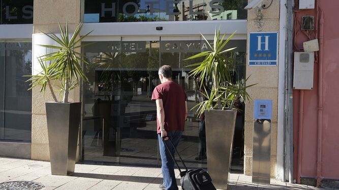 Un cliente entrando en uno de los hoteles del centro de San Fernando, en una imagen de archivo.