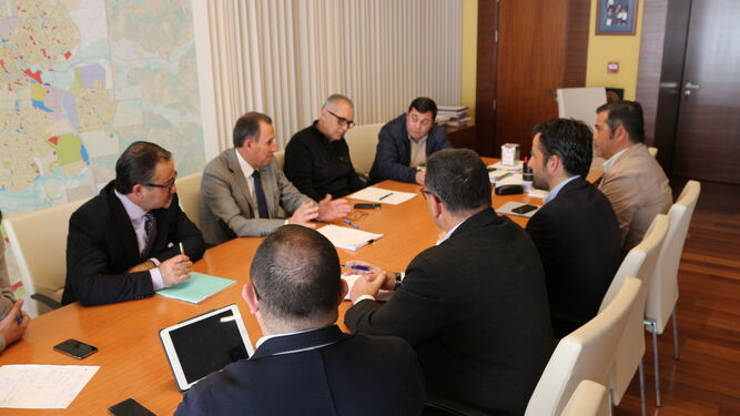 Reunión celebrada ayer en Alcaldía por parte de los responsables municipales y representantes del sector.