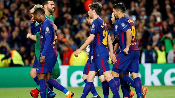 Los jugadores del Barcelona celebran sin mucho entusiasmo el primer gol ante la Roma.