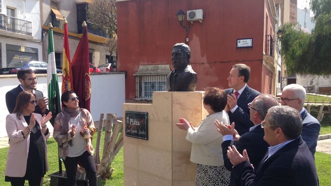Momento en el que se descubre la escultura ante la presencia del alcalde y familiares.