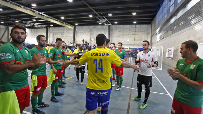 Los jugadores del Benalup hacen el pasillo a los del Cádiz CF Virgili en reconocimiento al campeón de Liga.