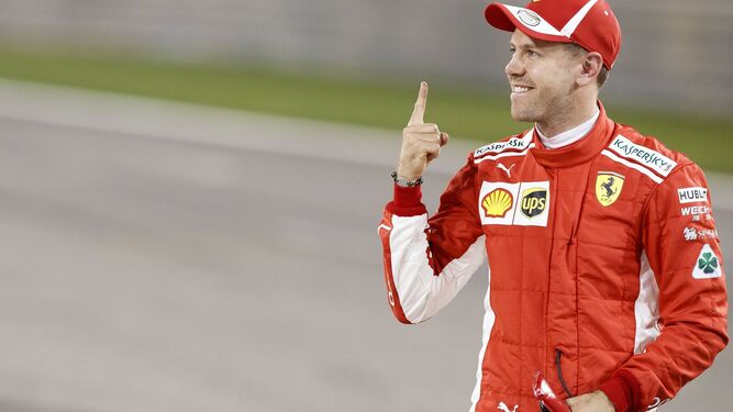 El piloto alemán Sebastian Vettel celebra su 'pole' para hoy en el circuito de Sakhir.