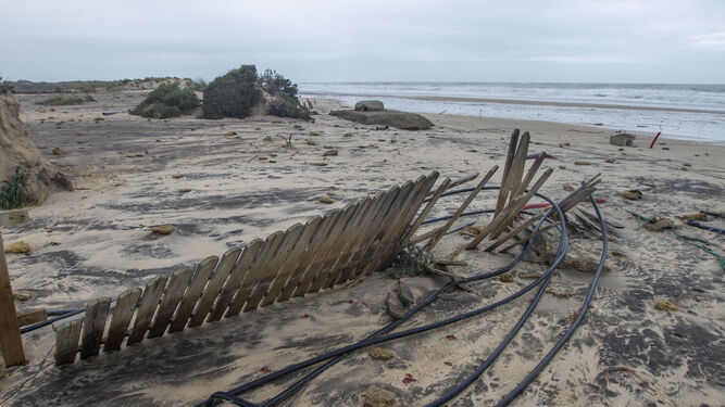 Estado que presenta la playa tras los efectos de los temporales.