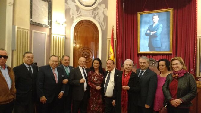 Juan Valdés, rodeado de familiares y amigos que acudieron a su nombramiento como Hijo Predilecto de Badajoz.