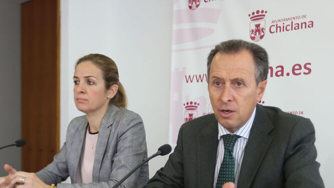 José María Román y Carmen Jiménez, ayer en el Ayuntamiento