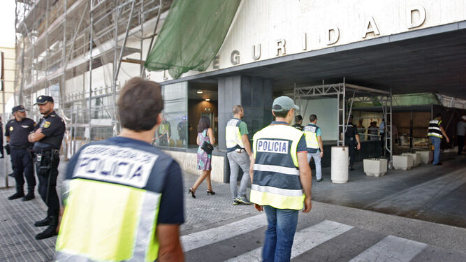 Agentes de Policía en el edificio de la Tesorería General de la Seguridad Social en Cádiz, en una imagen de archivo.