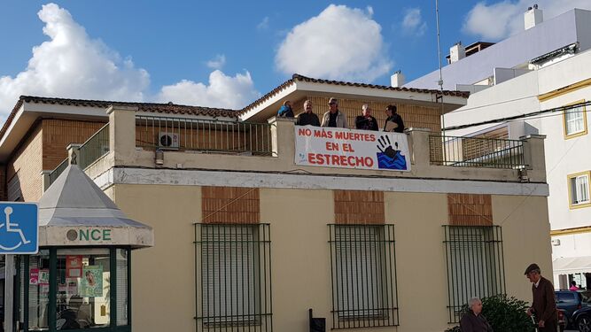La pancarta con el lema 'No más muertos en el Estrecho' colocada ayer.
