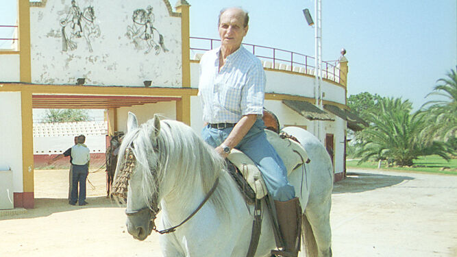 Ángel Peralta, a caballo en el rancho El Rocío.
