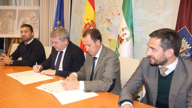 Vizcaíno y Román firman en presencia de Cordero.