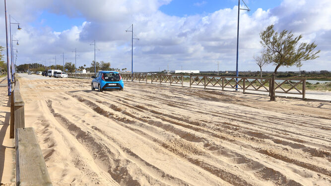 Un vehículo atraviesa con dificultad la zona cubierta por la arena, ayer al mediodía.