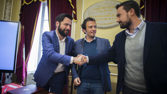 Fran González y Martín Vila se dan la mano en presencia del alcalde.