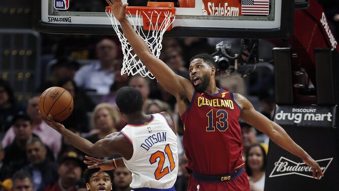 Tristan Thompson, de los Cavaliers, trata de taponar a Dotson, de los Knicks.