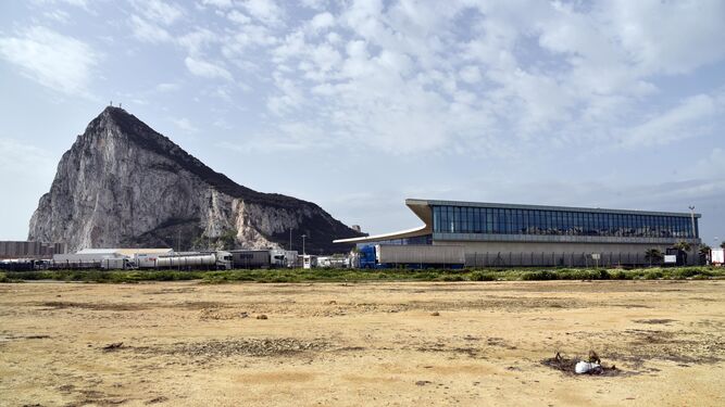 La terminal del aeropuerto de Gibraltar, vista desde La Línea.