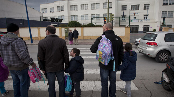 Padres con sus hijos a la salida del colegio.