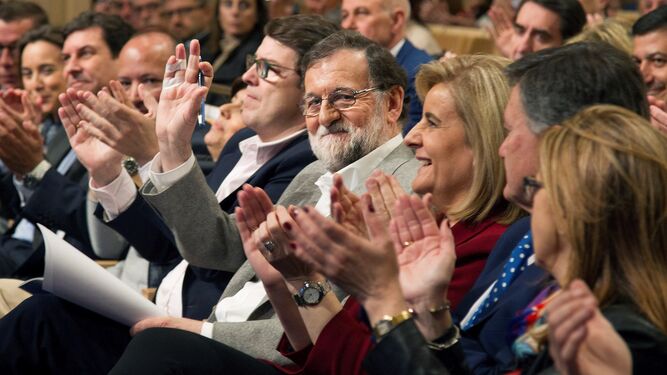 Mariano Rajoy, con Fátima Báñez, en la convención del PP sobre el reto demográfico y el medio rural.
