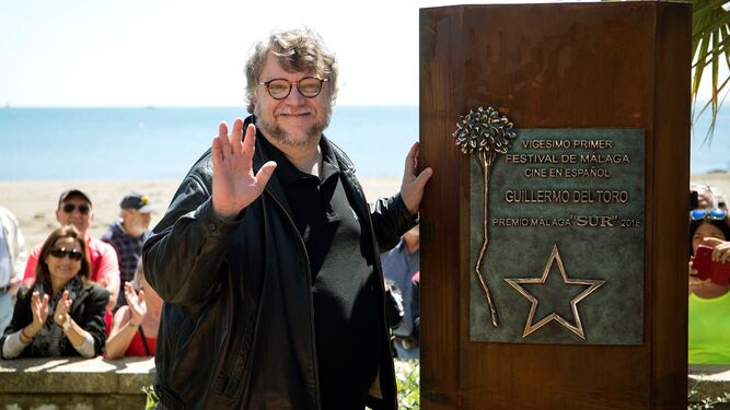 Guillermo del Toro, ayer en Málaga recibiendo su reconocimiento.