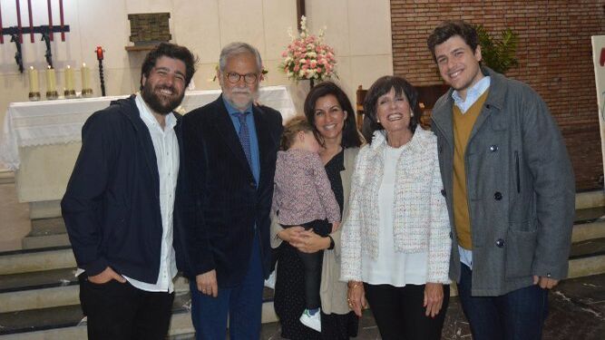 La homenajeada con su marido Jorge Galindo, sus hijos Jorge e Ignacio, su nuera Natalia Bueno y la benjamina de la familia, Lola Galindo.