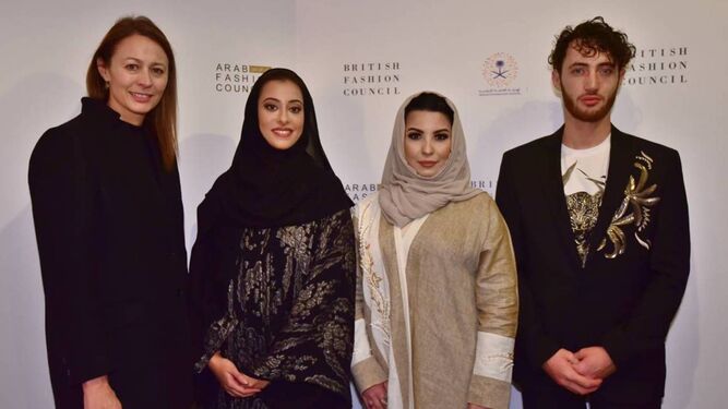 La organizadora (i.), con la princesa Noura Bint Faisal entre otros.