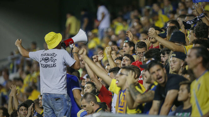 Aficionados del Cádiz animan al equipo durante un partido disputado en el estadio Carranza.