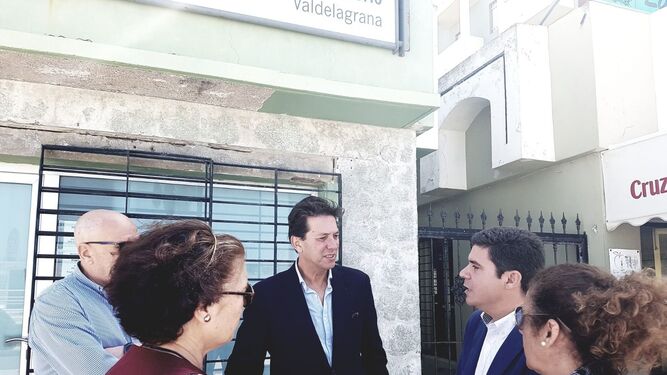 El diputado de C's en el Parlamento Andaluz visitando el centro de salud de Valdelagrana.