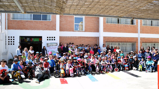 Foto de familia con los participantes en esta actividad por el Día Mundial de la Bicicleta