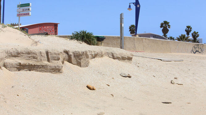 Aspecto de un tramo de La Barrosa en el que se evidencia la pérdida de arena a causa de los temporales.
