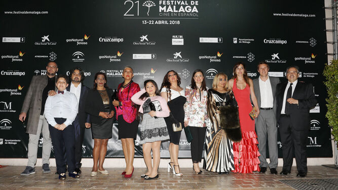 Familiares de Camarón, junto a la alcaldesa isleña, en el Festival de Málaga