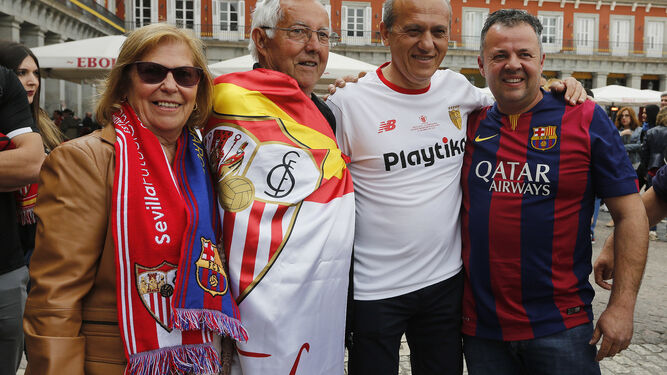 Las im&aacute;genes del ambiente en la 'fan zone' del Sevilla