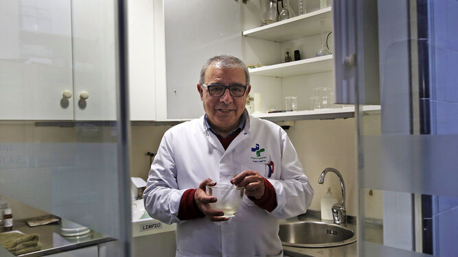 Francisco González en el laboratorio de la farmacia Cervera.