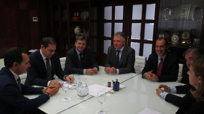 Reunión del presidente de la Autoridad Portuaria de Huelva con la Agencia Idea y representantes de la Junta de Andalucía en Huelva