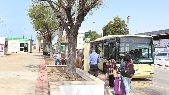Usuarios antes de subir al autobús frente al Campo Municipal de Fútbol.
