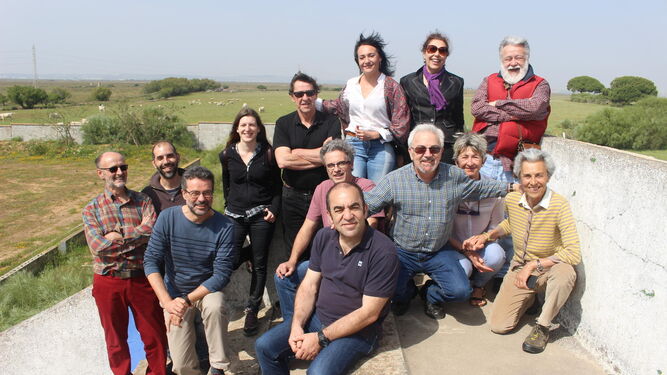 Representantes de los grupos ecologistas, junto a integrantes de la Plataforma LARS y el alcalde de Puerto Real, en Las Aletas.