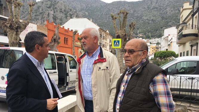 El portavoz del PP en Diputación, José Loaiza, con el ex alcalde Manuel Toro,  durante su visita a Ubrique.