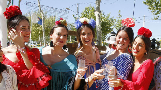 Jóvenes vestidas de flamenca, en la Feria de Primavera y Fiesta del Vino Fino.