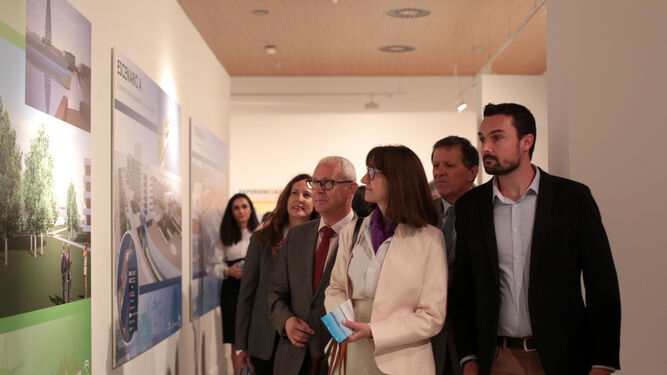 Juan Luis Belizón (Junta de Andalucía), Martín Vila (Ayuntamiento) y José Luis Blanco (APBC) visitaron la exposición, guiados por Esther Higueras (UPM).