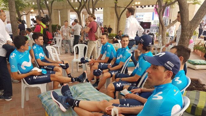 Los integrantes de la escuadra española Movistar esperan el momento de la presentación del Giro en Jeresulén.