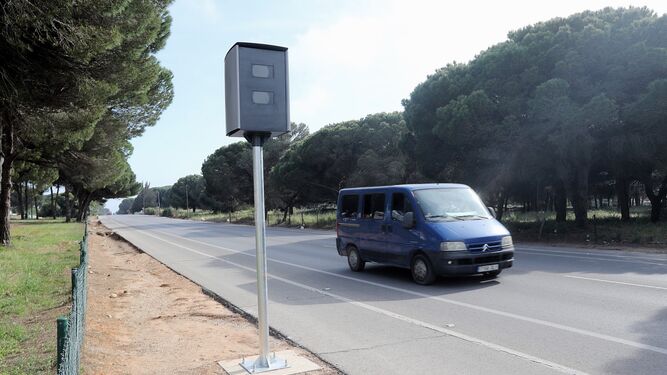 Imagen de uno de los radares instalados en la carretera nueva de La Barrosa.