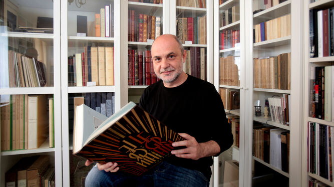 Diego Martínez Casado, en su biblioteca, posa con un ejemplar de estilo 'art decó' encuadernado por los Hermanos Galván, a modo de homenaje.