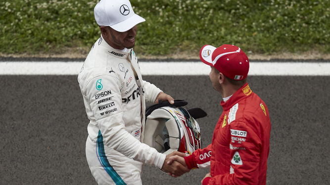 Lewis Hamilton saluda a Sebastian Vettel tras la sesión de clasificación del Gran Premio de España de Montmeló.